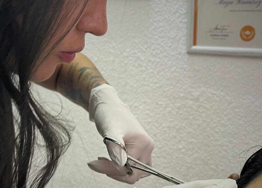 Esteticista en Indalo Spa Zapopan, Jalisco, MX realizando tratamiento facial con cuidado y precisión.