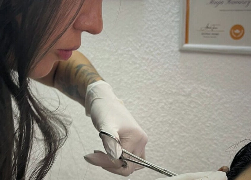 Esteticista en Indalo Spa Zapopan, Jalisco, MX realizando tratamiento facial con cuidado y precisión.