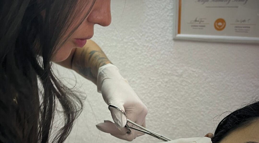 Esteticista en Indalo Spa Zapopan, Jalisco, MX realizando tratamiento facial con cuidado y precisión.