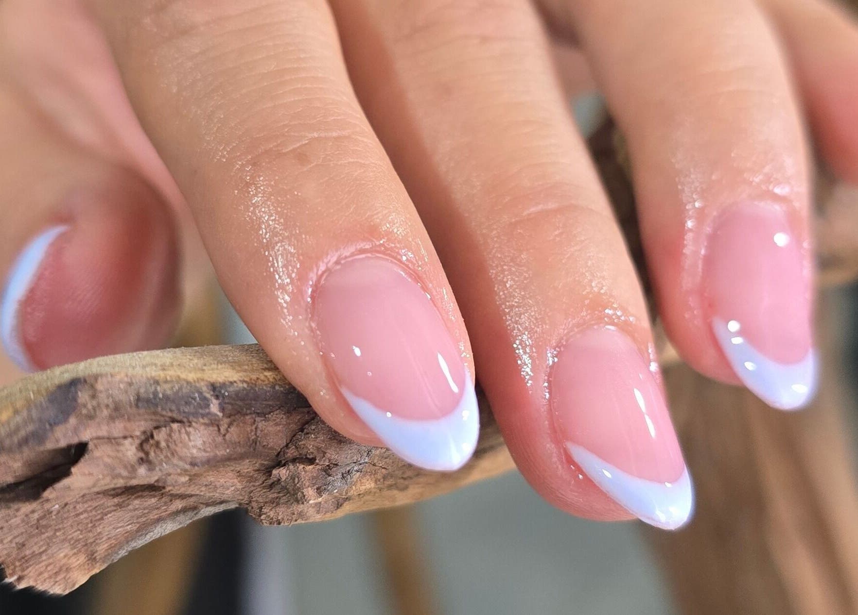 Manicura francesa sobre uñas en Indalo Spa, Zapopan, Jalisco, MX.