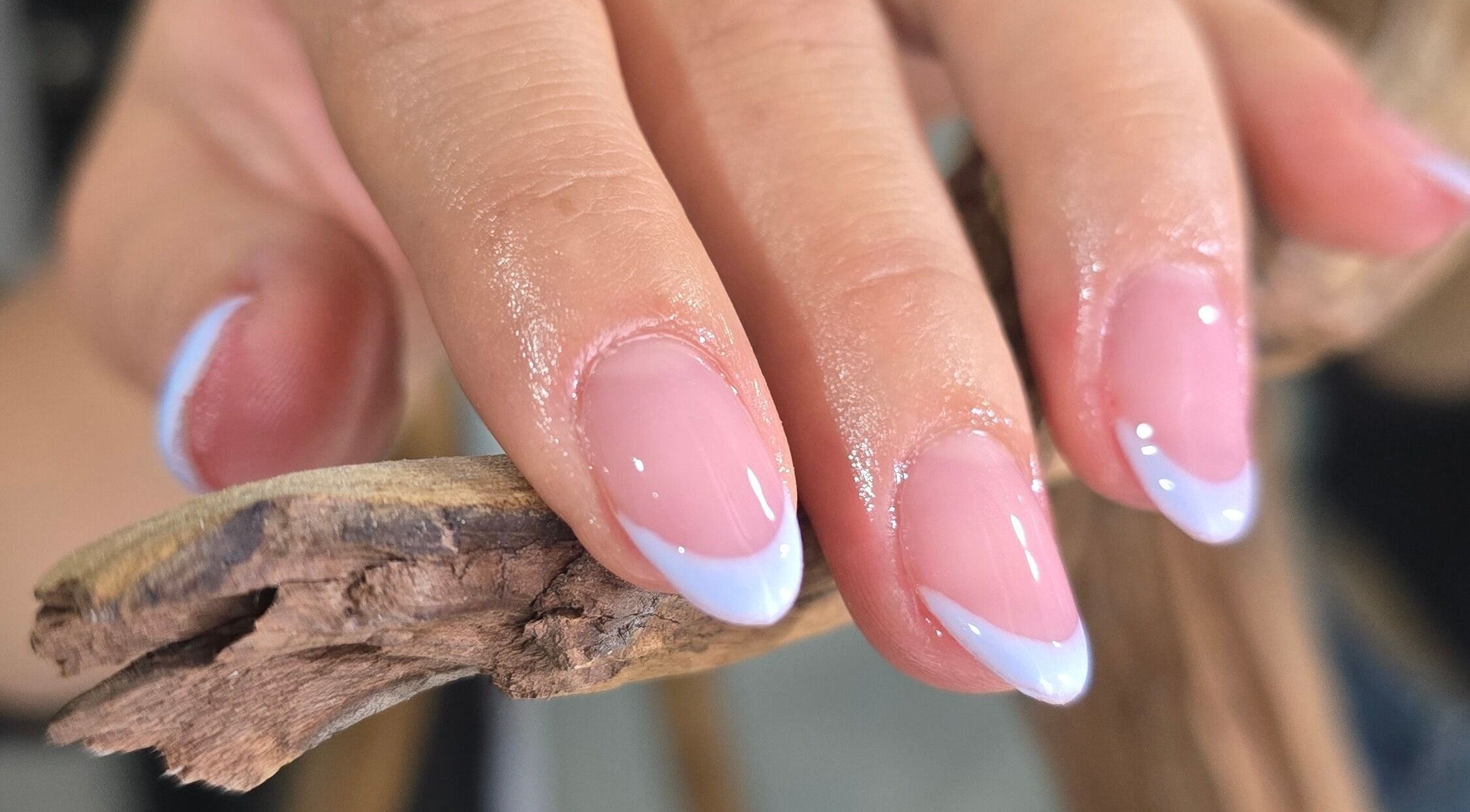 Manicura francesa sobre uñas en Indalo Spa, Zapopan, Jalisco, MX.