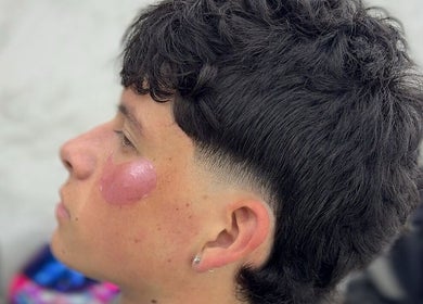 Perfil de joven con corte fresco en Sandey Estudio Barber, Retiro, Antioquia, CO.