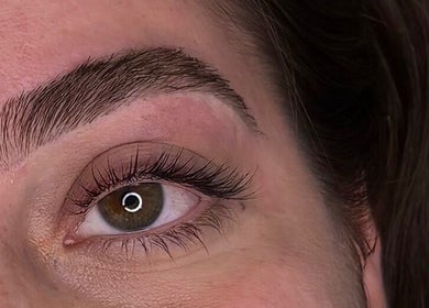 Beautifully groomed eyebrow at Duda Flores Beauty, Surfers Paradise, Queensland, AU.