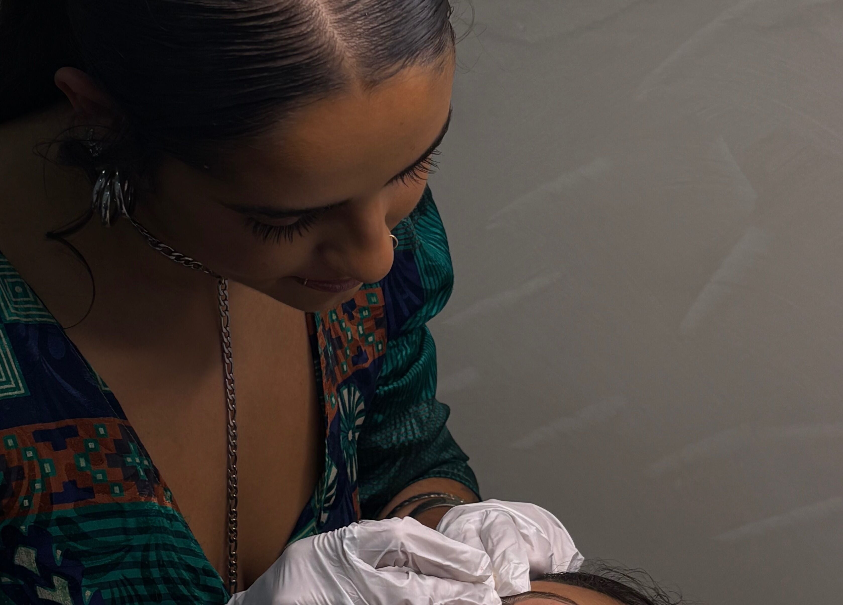 Therapist at Duda Flores Beauty, Surfers Paradise QLD, performing precise eyebrow treatment.