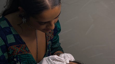 Therapist at Duda Flores Beauty, Surfers Paradise QLD, performing precise eyebrow treatment.