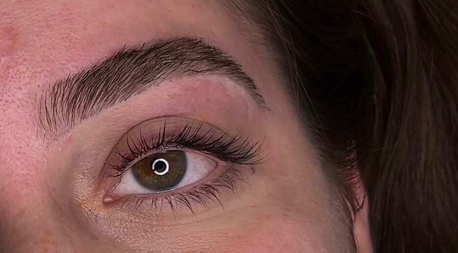 Perfectly groomed eyebrow at Duda Flores Beauty, Surfers Paradise, Queensland, AU.