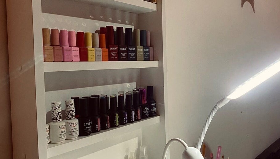 Estantería con esmaltes de uñas en Ammarnails, Gerli, Provincia De Buenos Aires, AR.