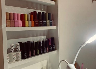 Estantería con esmaltes de uñas en Ammarnails, Gerli, Provincia De Buenos Aires, AR.