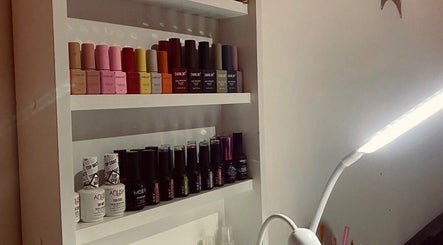 Estantería con esmaltes de uñas en Ammarnails, Gerli, Provincia De Buenos Aires, AR.