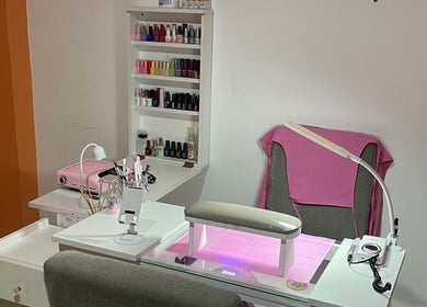 Estación de manicura en Ammarnails, Gerli, Provincia De Buenos Aires, AR, con esmaltes y lámpara profesional.