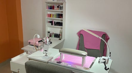 Estación de manicura en Ammarnails, Gerli, Provincia De Buenos Aires, AR, con esmaltes y lámpara profesional.
