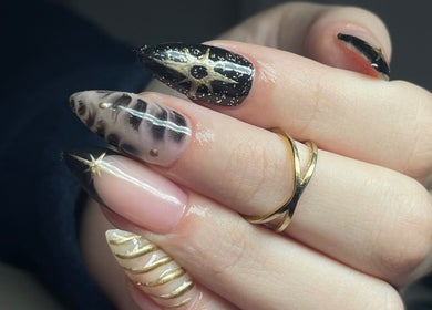 Diseño de uñas elegante en Ammarnails, Gerli, Provincia De Buenos Aires, AR. Motivos dorados sofisticados.