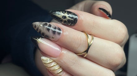 Diseño de uñas elegante en Ammarnails, Gerli, Provincia De Buenos Aires, AR. Motivos dorados sofisticados.