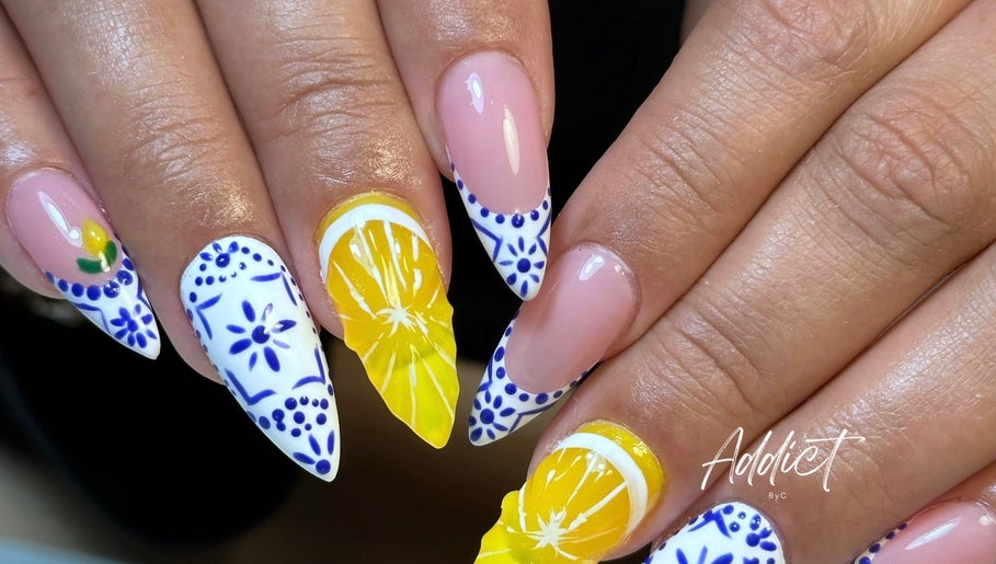 Design d'ongles citrus vif chez Addict By C, Nice, Provence-alpes-côte D'azur, FR. Élégance et créativité.