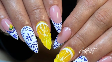 Design d'ongles citrus vif chez Addict By C, Nice, Provence-alpes-côte D'azur, FR. Élégance et créativité.