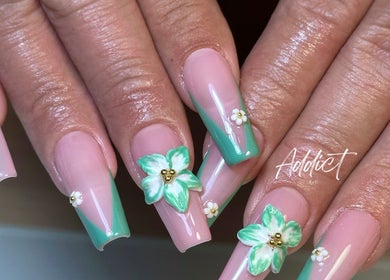 Ongles décorés avec des fleurs vertes par Addict By C à Nice, Provence-alpes-côte D'azur, FR.