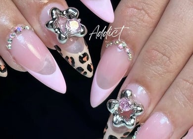 Manucure rose et léopard avec strass chez Addict By C, Nice, Provence-alpes-côte D'azur, FR.
