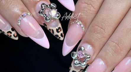 Manucure rose et léopard avec strass chez Addict By C, Nice, Provence-alpes-côte D'azur, FR.