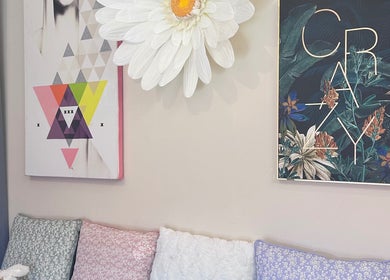 Décor moderne chez Addict By C, Nice, Provence-alpes-côte D'azur, FR, avec coussins colorés et tableaux artistiques.