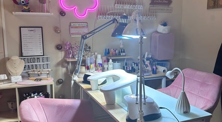 Élégant salon de beauté Addict By C à Nice, Provence-alpes-côte D'azur, FR avec décoration moderne.