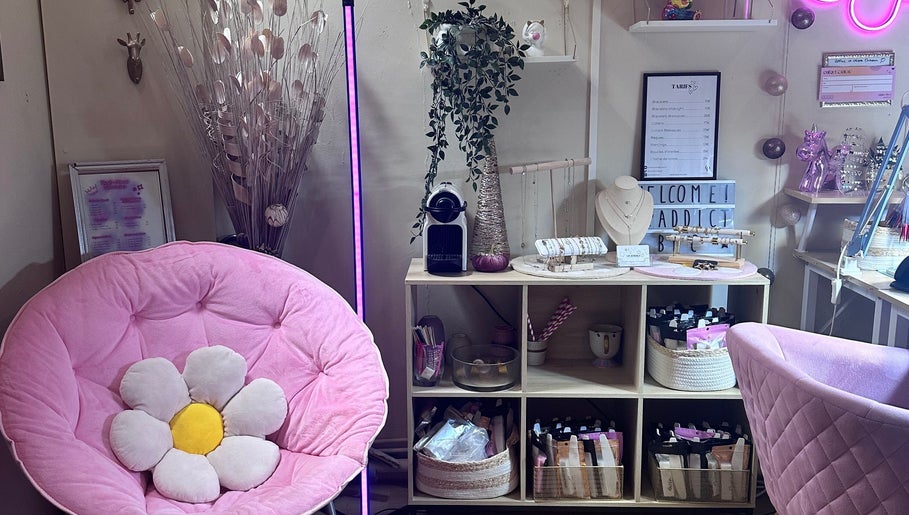 Intérieur cosy avec fauteuil rose chez Addict By C, Nice, Provence-alpes-côte D'azur, FR.
