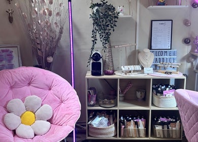 Intérieur cosy avec fauteuil rose chez Addict By C, Nice, Provence-alpes-côte D'azur, FR.
