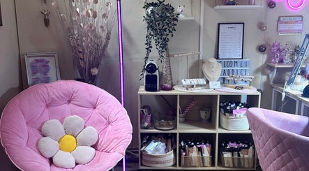 Intérieur cosy avec fauteuil rose chez Addict By C, Nice, Provence-alpes-côte D'azur, FR.
