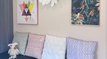 Coin salon avec coussins colorés chez Addict By C, Nice, Provence-alpes-côte D'azur, FR.