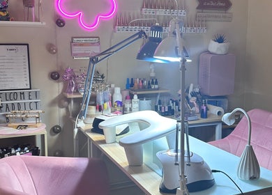 Station manucure élégante chez Addict By C à Nice, Provence-alpes-côte D'azur, FR, avec décoration rose et lampes.