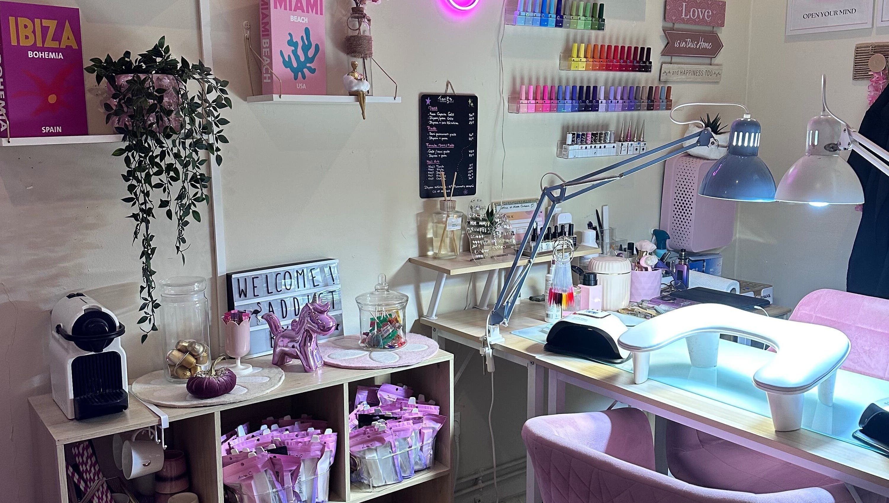 Salon de manucure lumineux chez Addict By C, Nice, Provence-alpes-côte D'azur, FR. Décoration moderne et colorée.