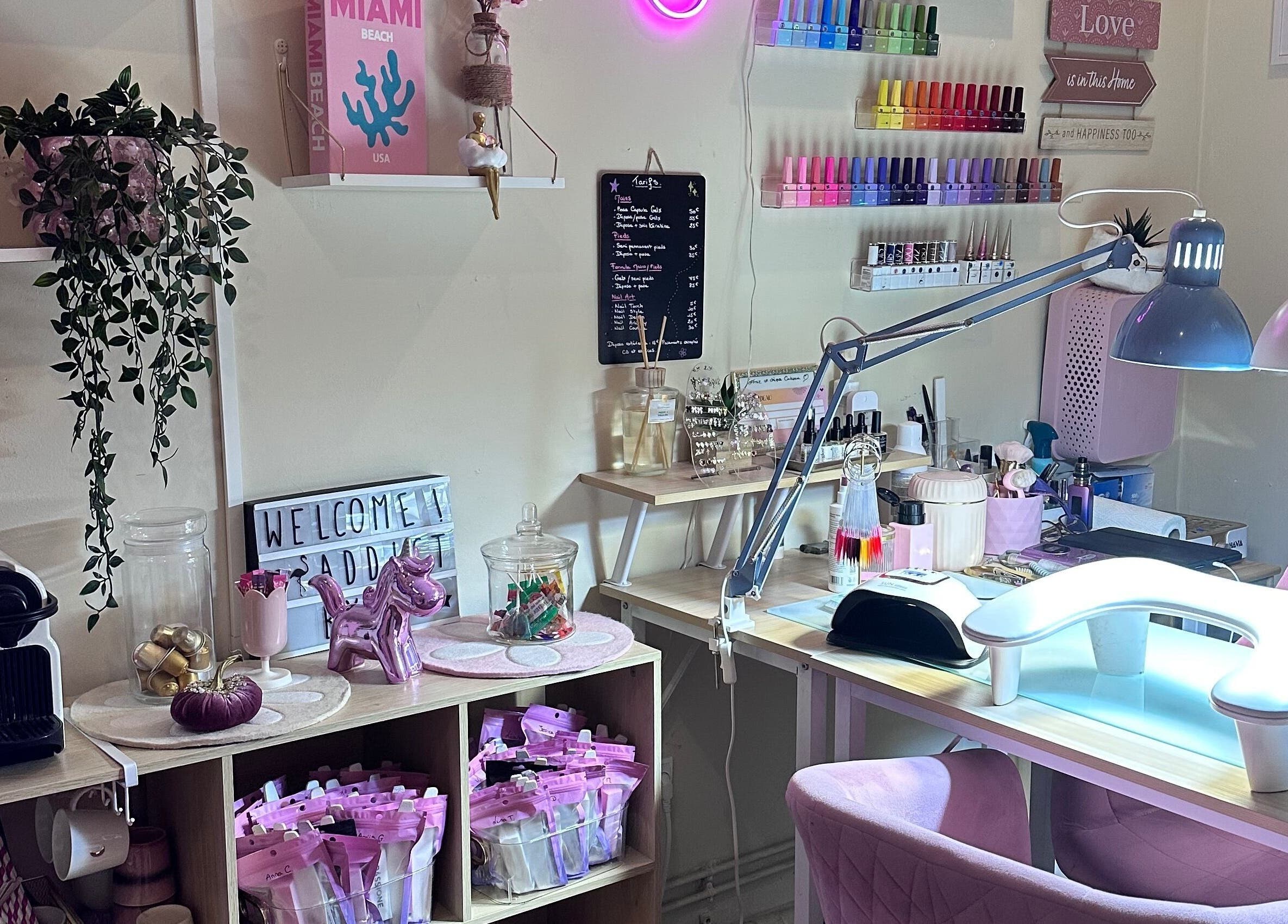 Salon de manucure lumineux chez Addict By C, Nice, Provence-alpes-côte D'azur, FR. Décoration moderne et colorée.