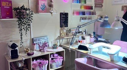 Salon de manucure lumineux chez Addict By C, Nice, Provence-alpes-côte D'azur, FR. Décoration moderne et colorée.