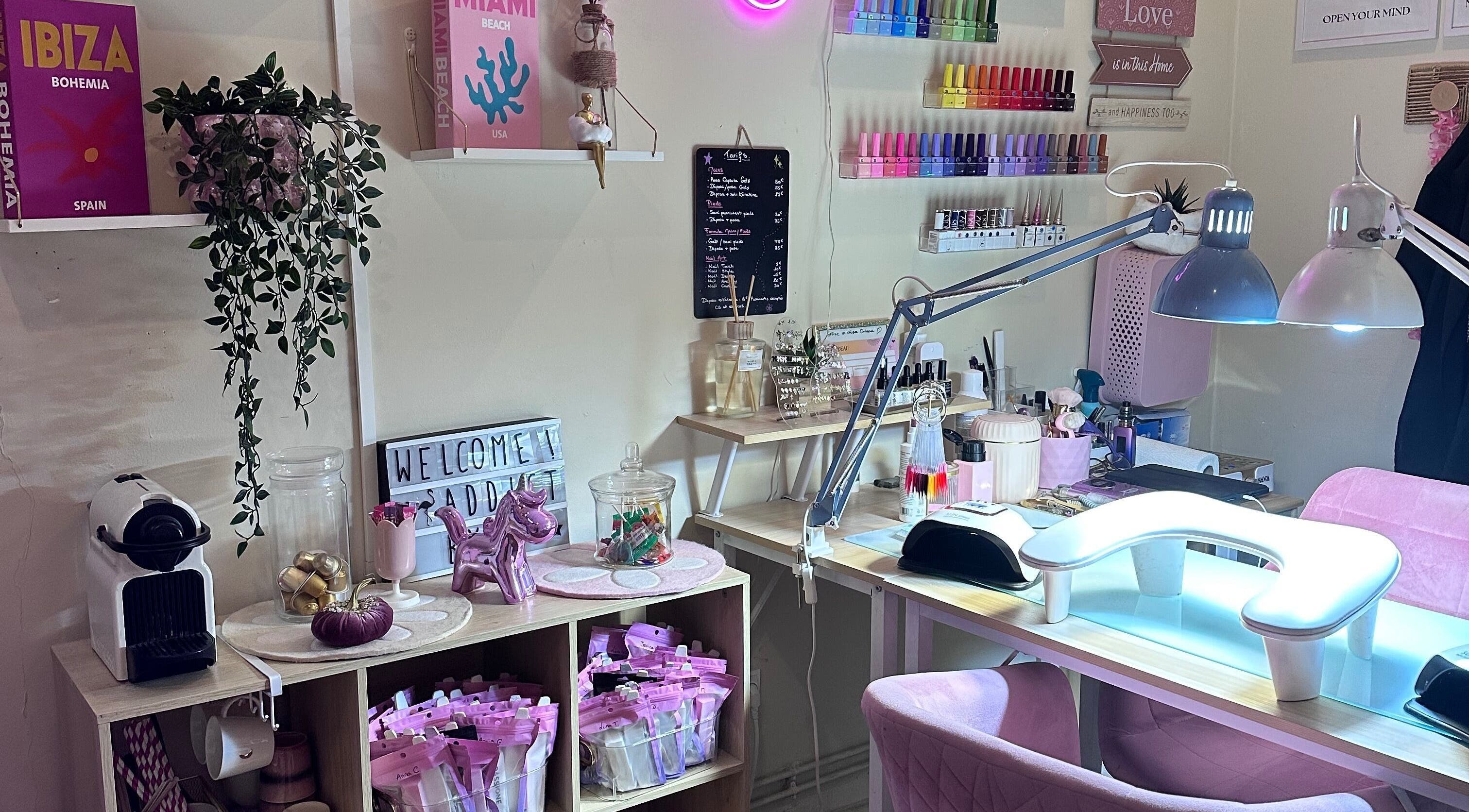 Salon de manucure lumineux chez Addict By C, Nice, Provence-alpes-côte D'azur, FR. Décoration moderne et colorée.