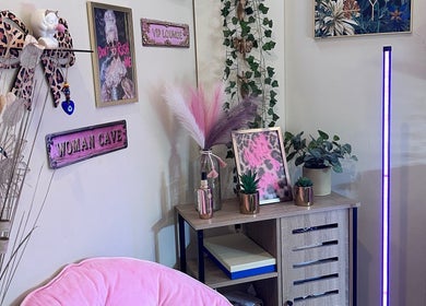 Décor élégant chez Addict By C, Nice, Provence-Alpes-Côte d'Azur, FR, avec plantes vertes et accents roses.