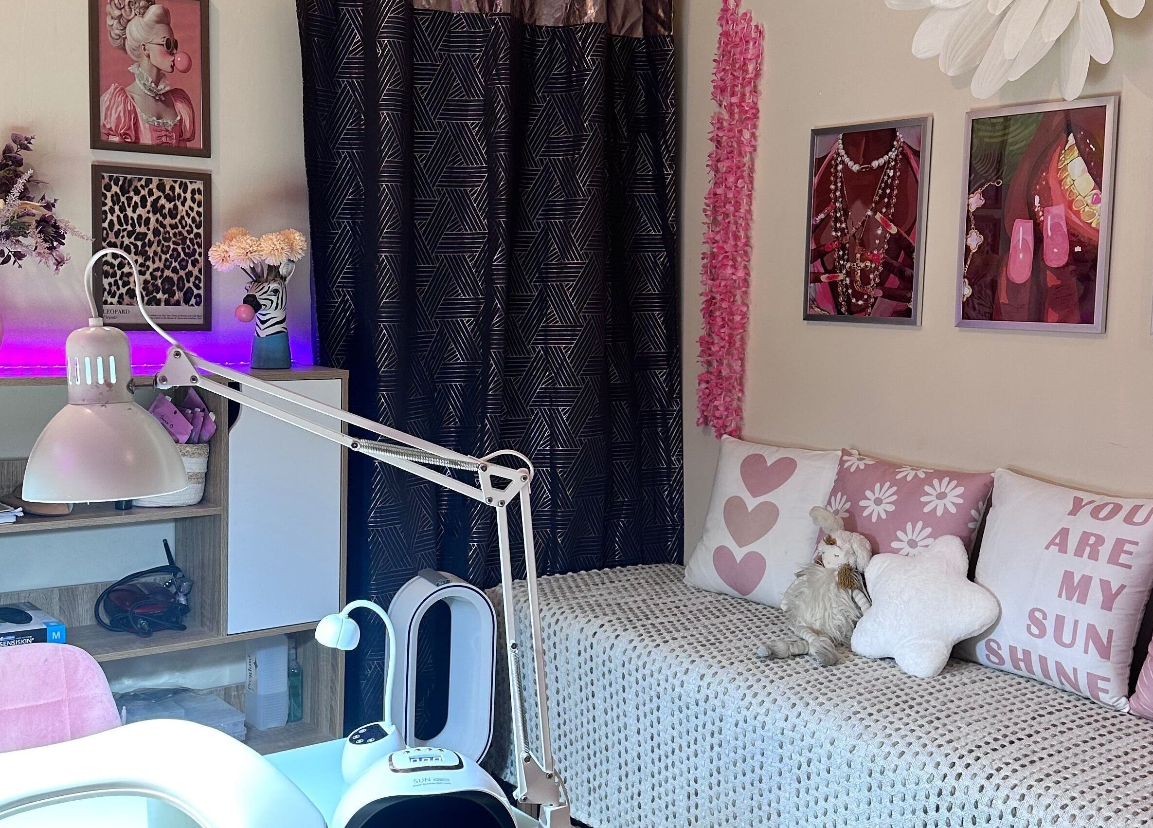 Intérieur élégant et moderne du salon Addict By C à Nice, Provence-alpes-côte D'azur, FR, avec décorations roses.