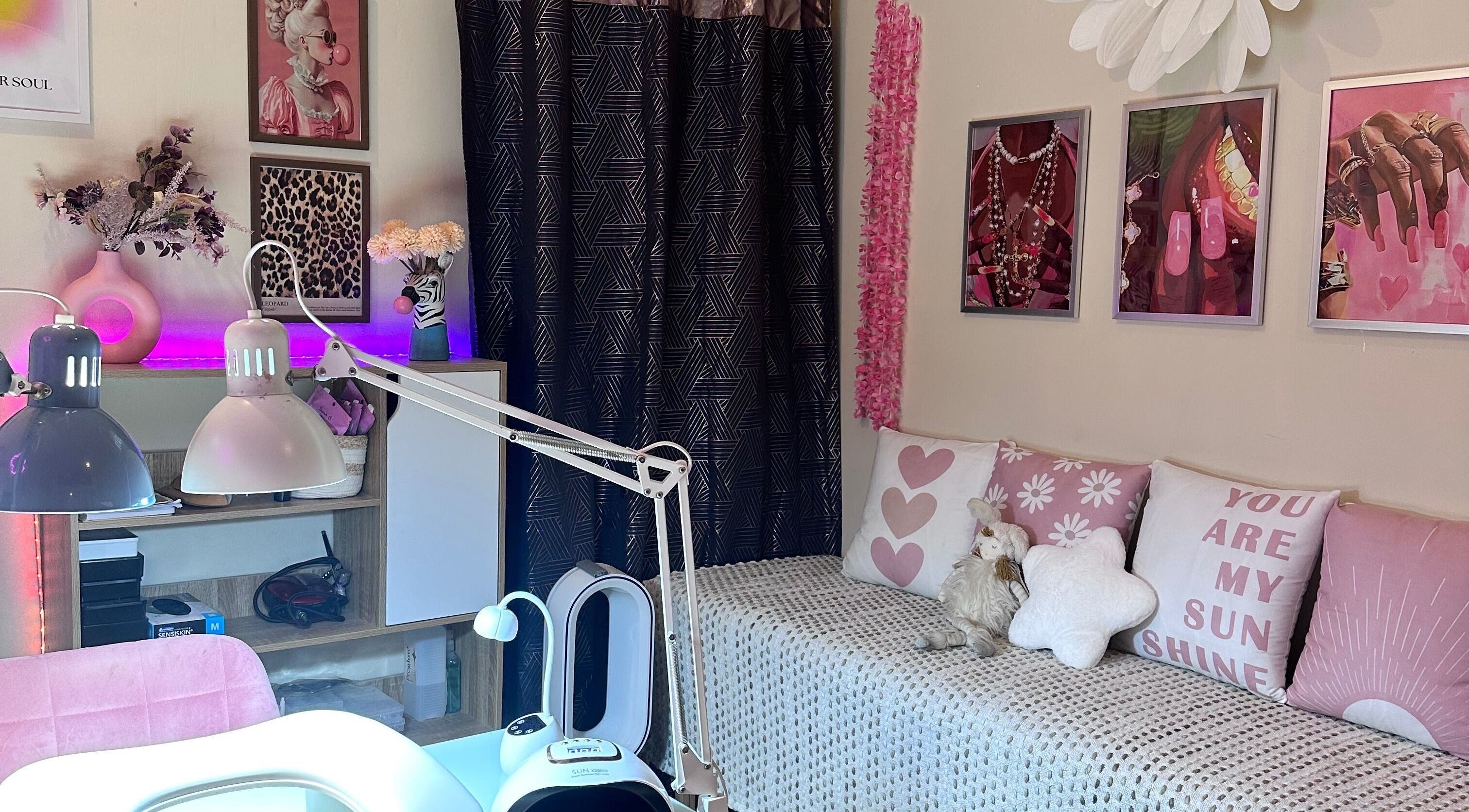 Intérieur élégant et moderne du salon Addict By C à Nice, Provence-alpes-côte D'azur, FR, avec décorations roses.