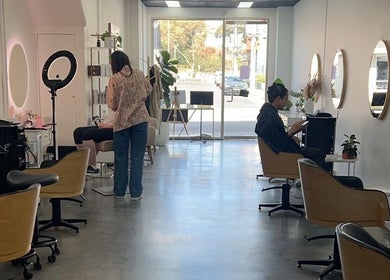KeratinbyYing @apt.hair salon in Richmond, Victoria, AU, features modern chairs and mirrors in a serene setting.