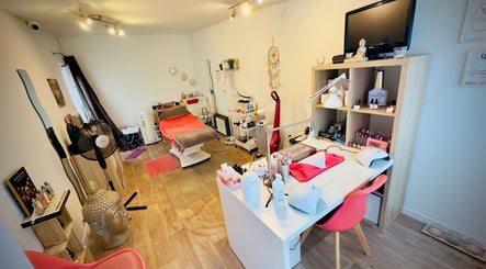 Salle de soins moderne à Institut Mademois’L, Mons, Région Wallonne, BE, avec équipements esthétiques.