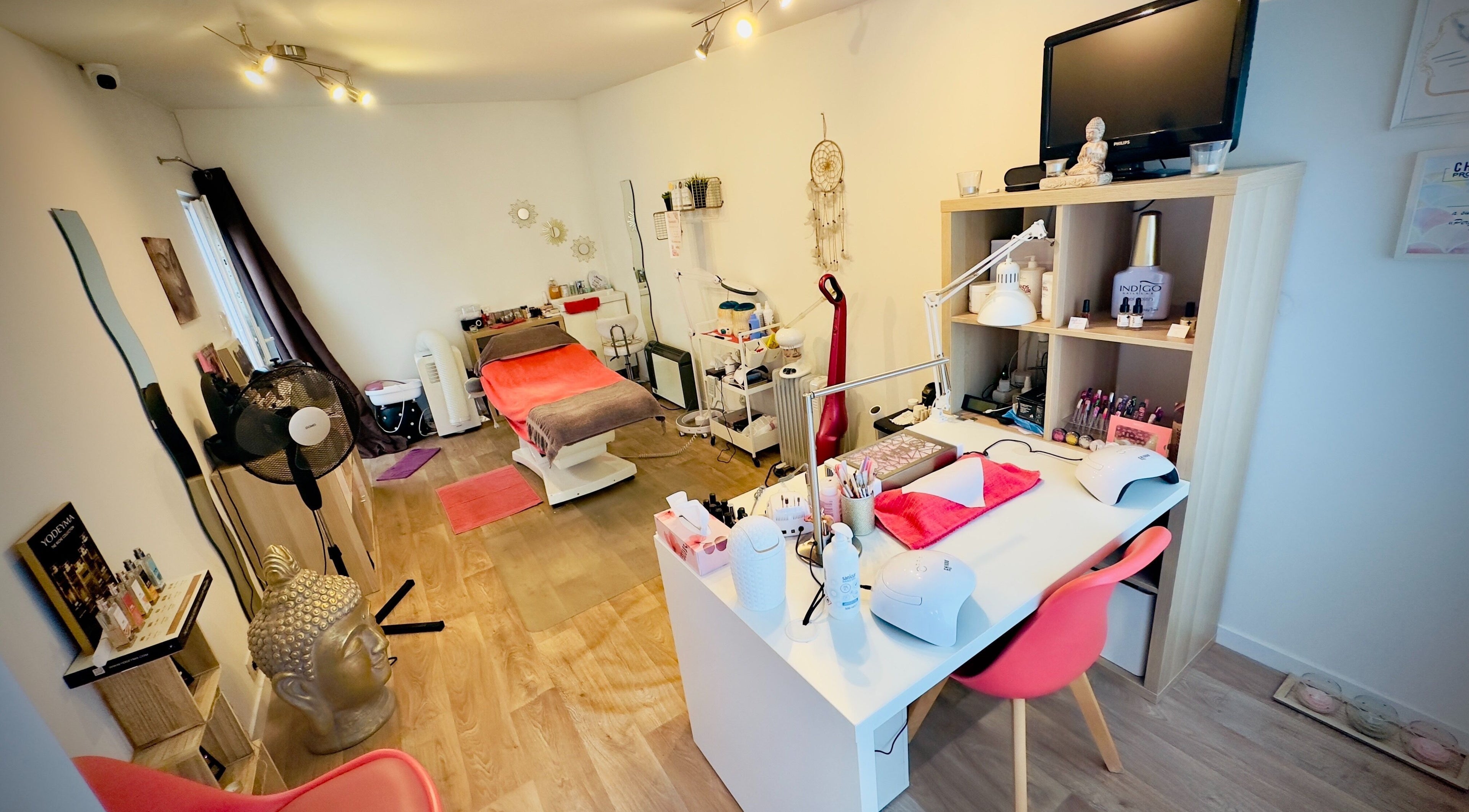 Salle de soins moderne à Institut Mademois’L, Mons, Région Wallonne, BE, avec équipements esthétiques.