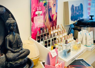 Collection de parfums et statue bouddha à Institut Mademois'L, Mons, Région Wallonne, BE.