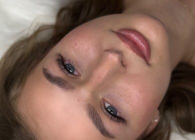 Delikatne przedłużone rzęsy w MILARI LASHES, Laskowice, Województwo Kujawsko-pomorskie, PL.