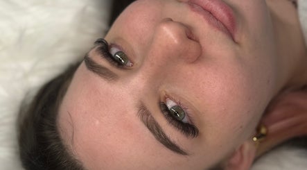 Zbliżenie na długie rzęsy w Milari Lashes w Laskowice, Województwo Kujawsko-pomorskie, PL.