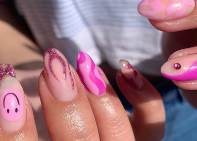 Kreative pinke Nageldesigns bei ALLIANCE BIAB NAIL ART STUDIO in Hamburg, Hamburg, DE.
