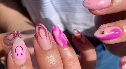 Kreative pinke Nageldesigns bei ALLIANCE BIAB NAIL ART STUDIO in Hamburg, Hamburg, DE.