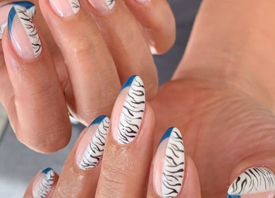 Moderne Zebra-Nailart bei ALLIANCE BIAB NAIL ART STUDIO in Hamburg, Hamburg, DE.