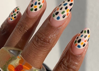 Bunte Nagelkunst bei ALLIANCE BIAB NAIL ART STUDIO, Hamburg, Hamburg, DE, zeigt trendige Punktedesigns.