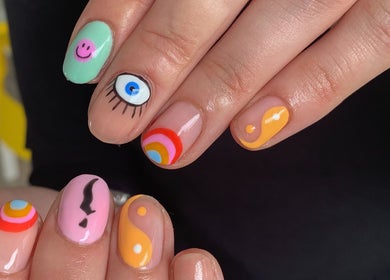 Farbenfrohe Nägel im ALLIANCE BIAB NAIL ART STUDIO in Hamburg, Hamburg, DE mit einzigartigem Design.