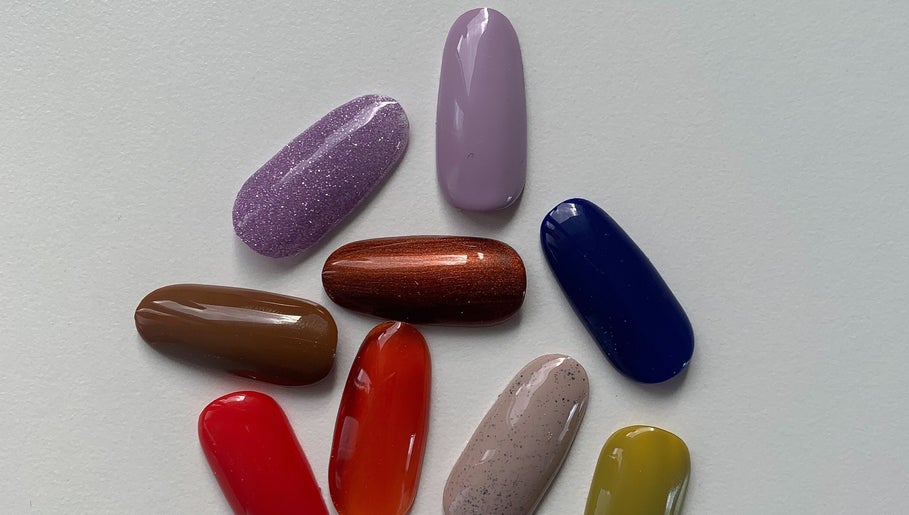 Bunte Nagelkunst-Designs bei Alliance Biab Nail Art Studio, Hamburg, Hamburg, DE.