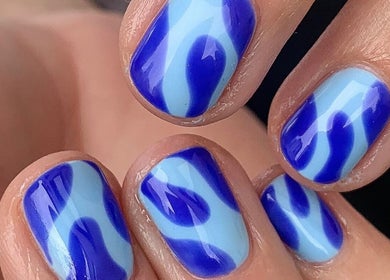 Blaues Nagelkunstwerk bei Alliance Biab Nail Art Studio in Hamburg, Hamburg, DE.