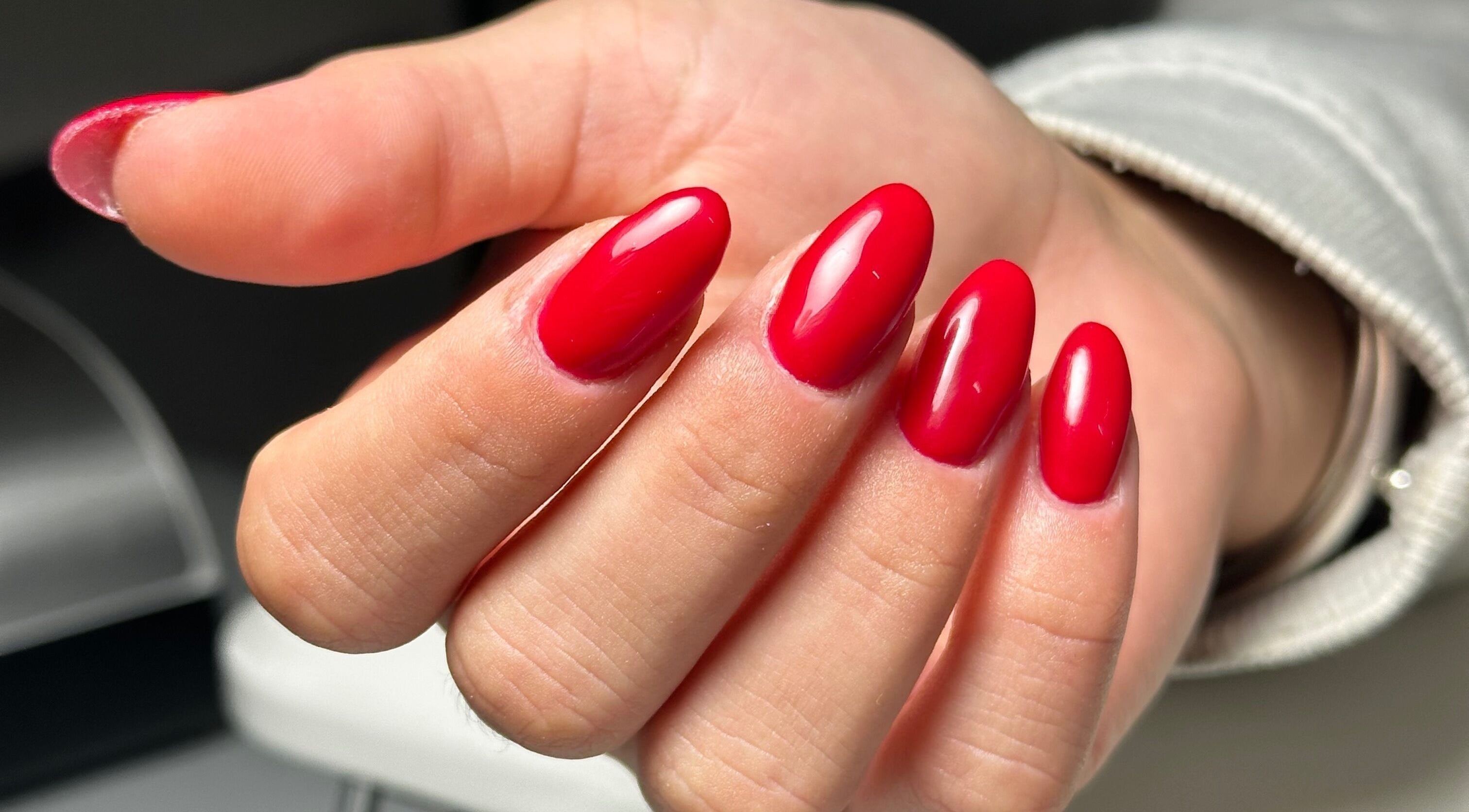 Manucure rouge élégante chez Beauty by Lou’, Lablachère, Auvergne-rhône-alpes, FR.